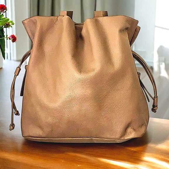 Tote Le Monde Handbags - 👜Designer Leather Bucket Bag by Tote Le Monde .Like-New Condition!